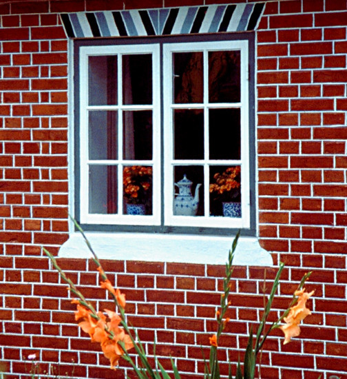 Hübsches Fenster in einem Backsteinhaus