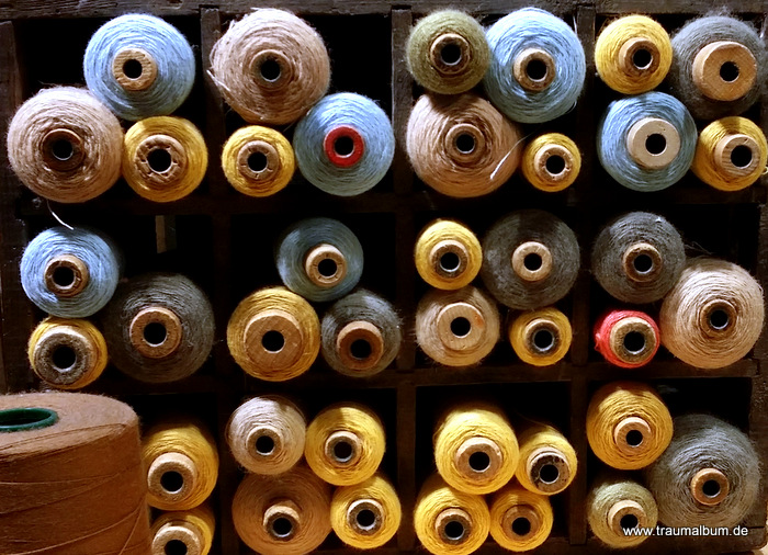 Garnrollen in allen Farben für die Sammlung Arabesque