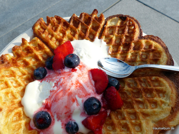 Waffelherzen mit Eis und Beeren - Montagsherz #210