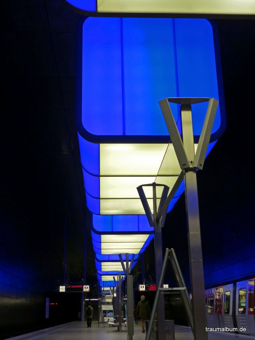 Lightshow an der U-Bahn-Station Hafencity Hamburg