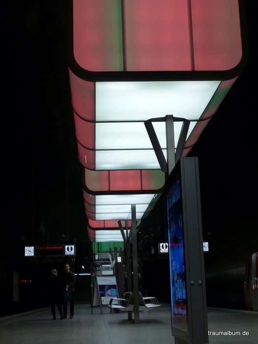 Lightshow an der U-Bahn-Station Hafencity Hamburg