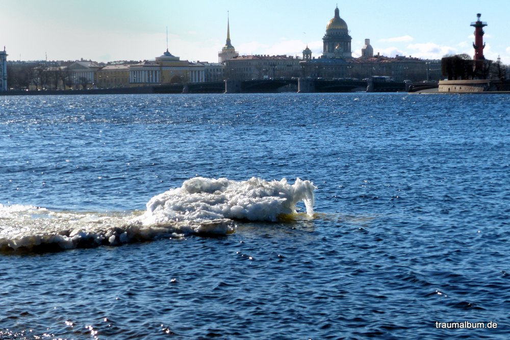 Eis auf der kalten Newa - mitten im März in Sankt Petersburg